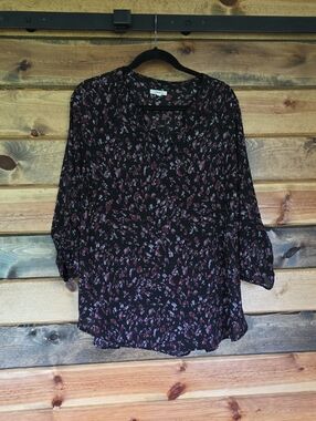 Maurices Black Floral V-Neck 3/4 Sleeve Blouse